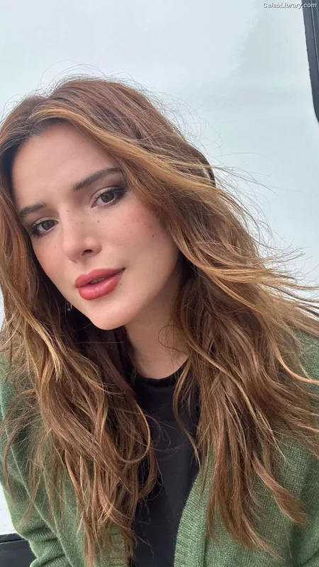 Bella Thorne photo 16 of 3680