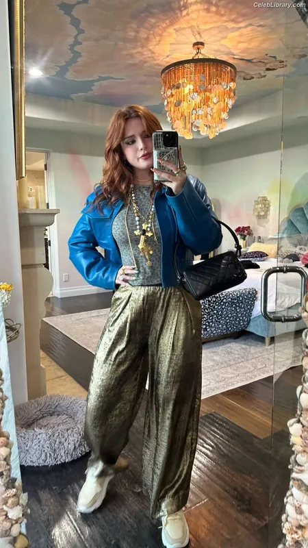 Bella Thorne photo 20 of 3680