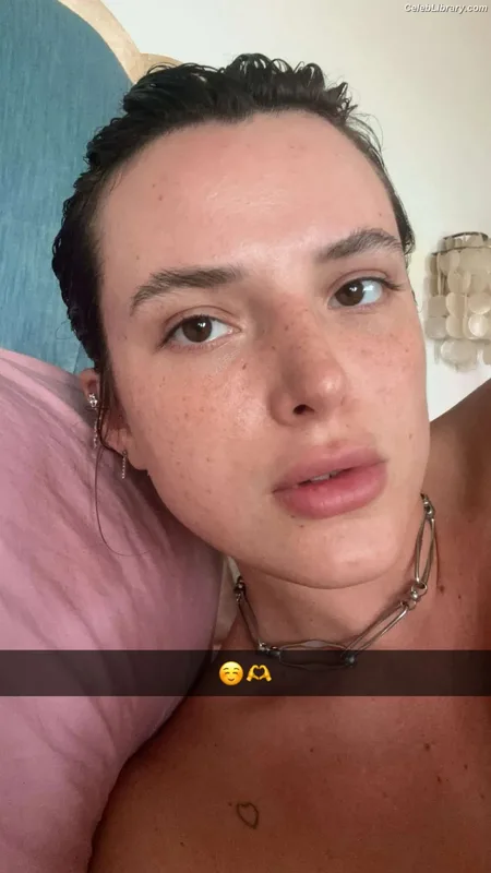 Bella Thorne photo 23 of 3680