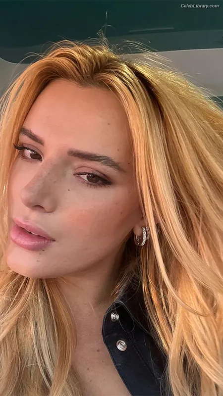 Bella Thorne photo 1 of 3680