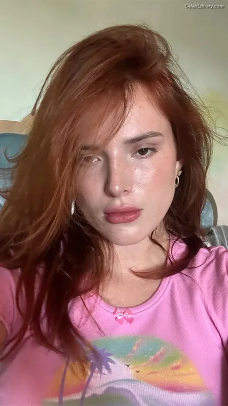 Bella Thorne photo 2 of 3680