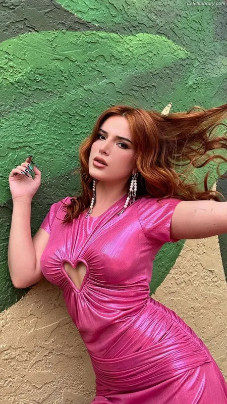 Bella Thorne photo 4 of 3680