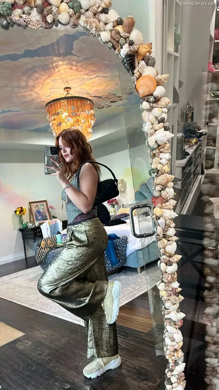 Bella Thorne photo 8 of 3680