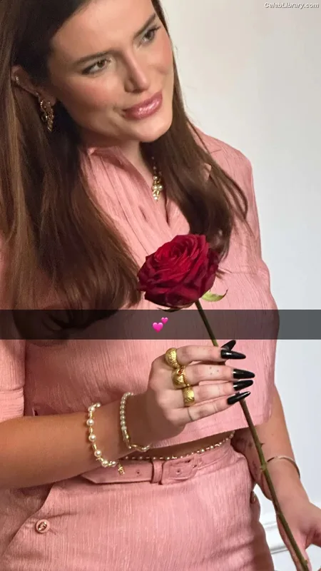 Bella Thorne photo 9 of 3680