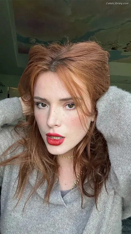 Bella Thorne photo 11 of 3680