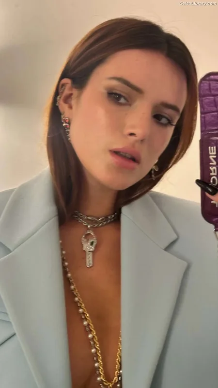 Bella Thorne photo 12 of 3680