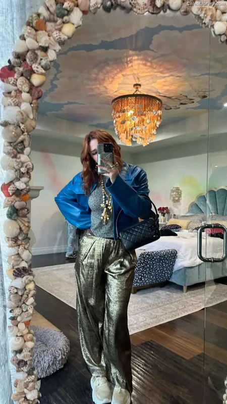 Bella Thorne photo 17 of 3680