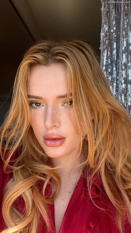 Bella Thorne photo 3 of 3680