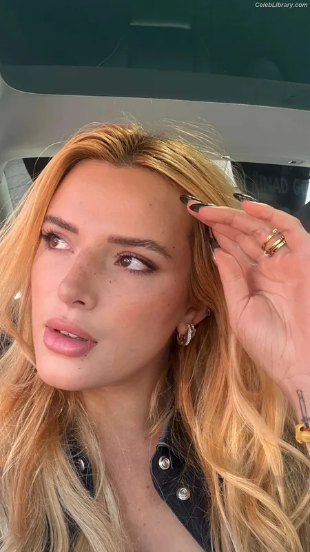 Bella Thorne photo 5 of 3680