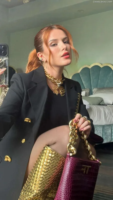 Bella Thorne photo 6 of 3680