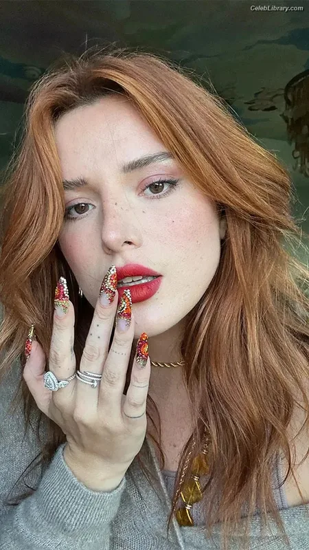 Bella Thorne photo 8 of 3680