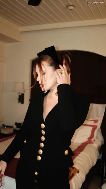 Bella Thorne photo 9 of 3680