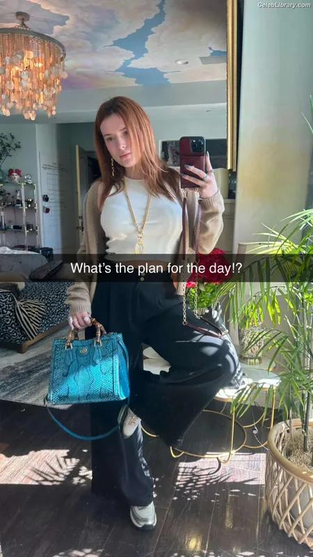 Bella Thorne photo 10 of 3680