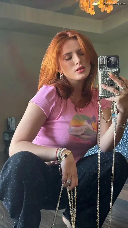 Bella Thorne photo 11 of 3680