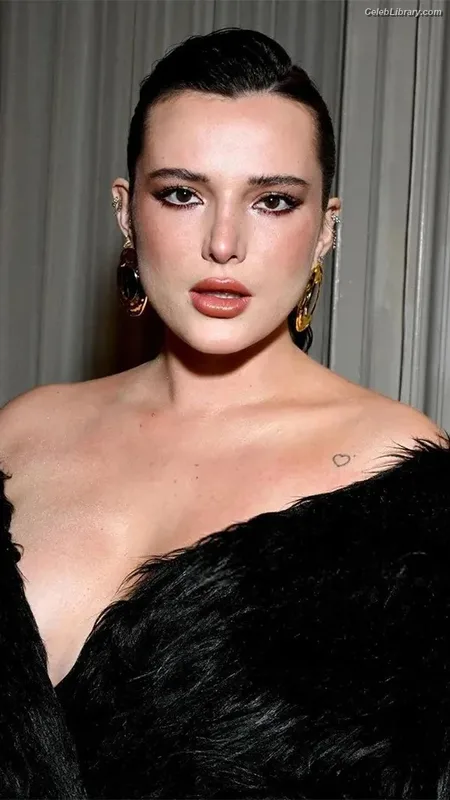 Bella Thorne photo 17 of 3680