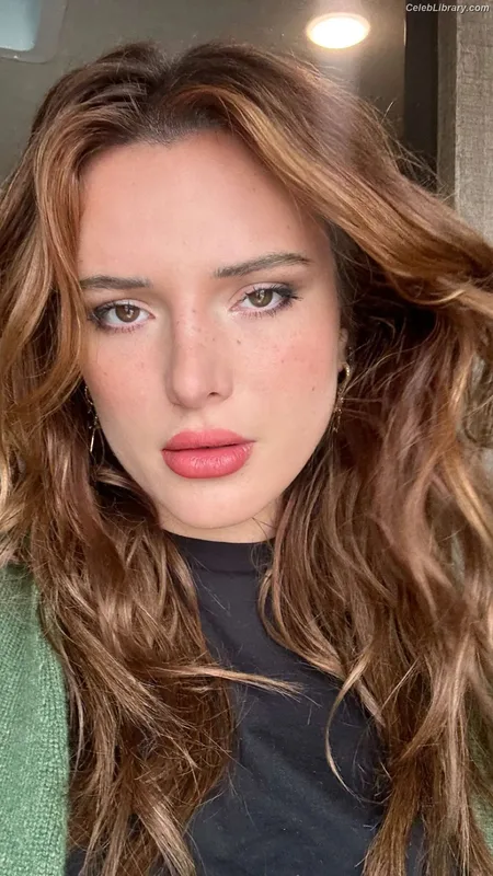 Bella Thorne photo 1 of 3680