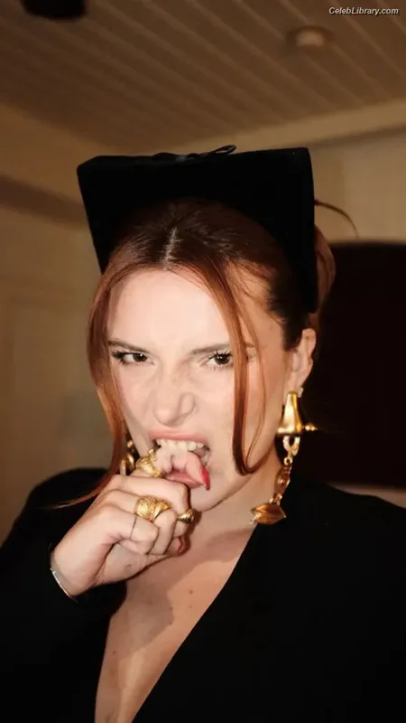 Bella Thorne photo 5 of 3680