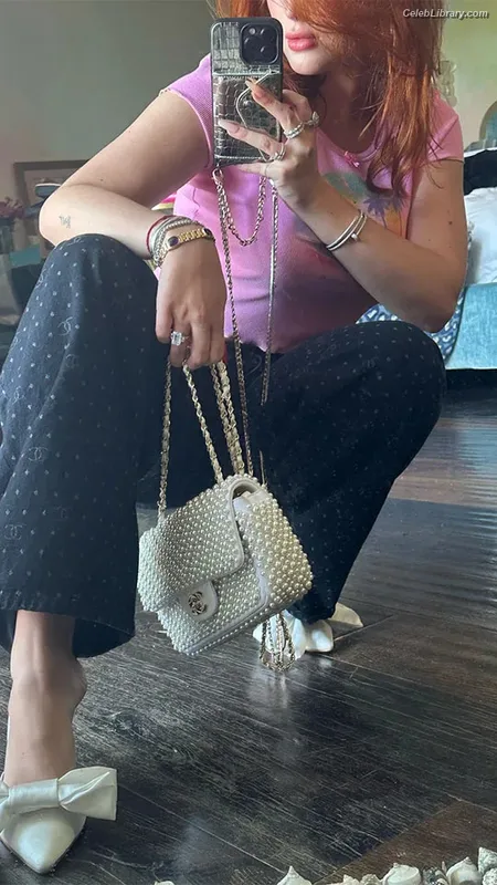 Bella Thorne photo 6 of 3680