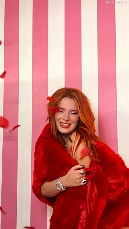 Bella Thorne photo 8 of 3680