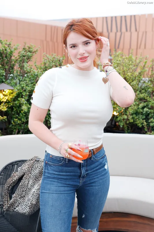 Bella Thorne photo 10 of 3680