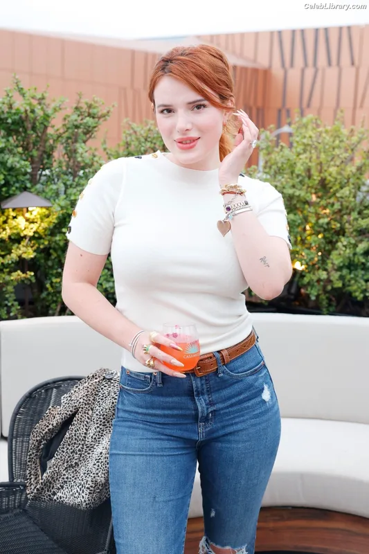 Bella Thorne photo 11 of 3680