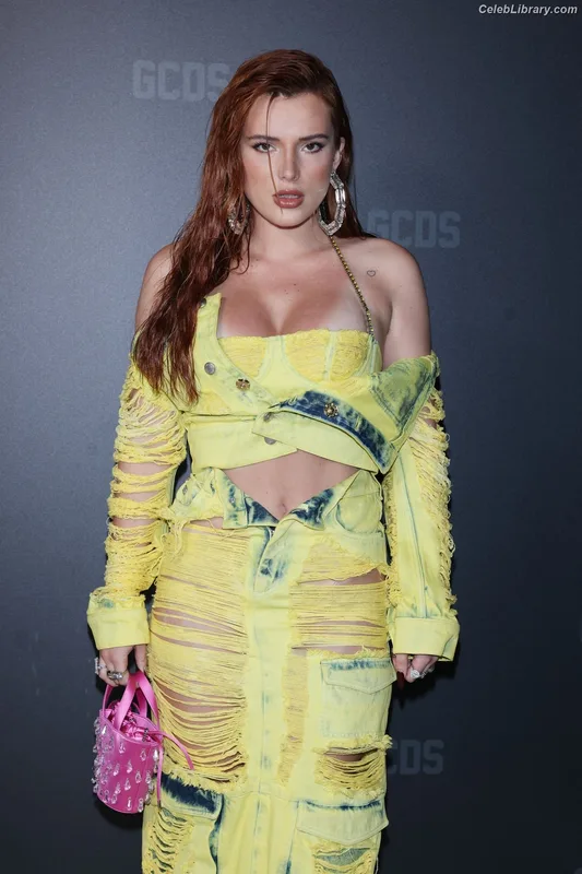 Bella Thorne photo 12 of 3680