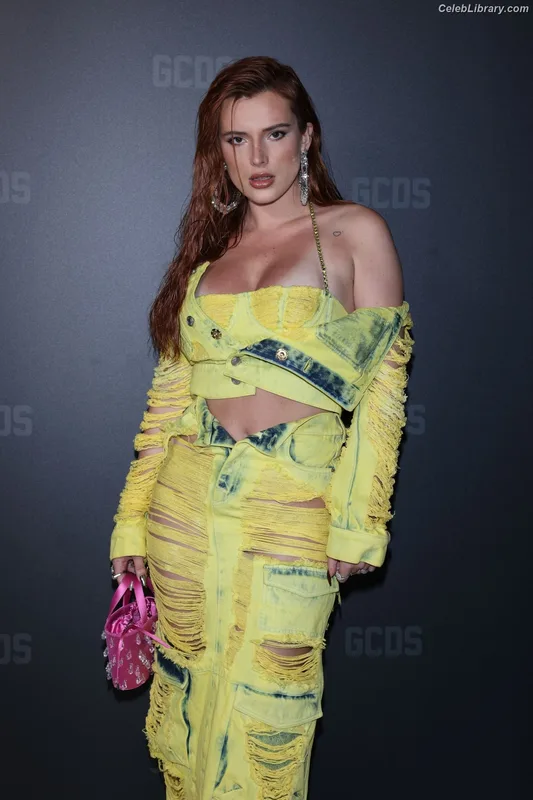 Bella Thorne photo 14 of 3680