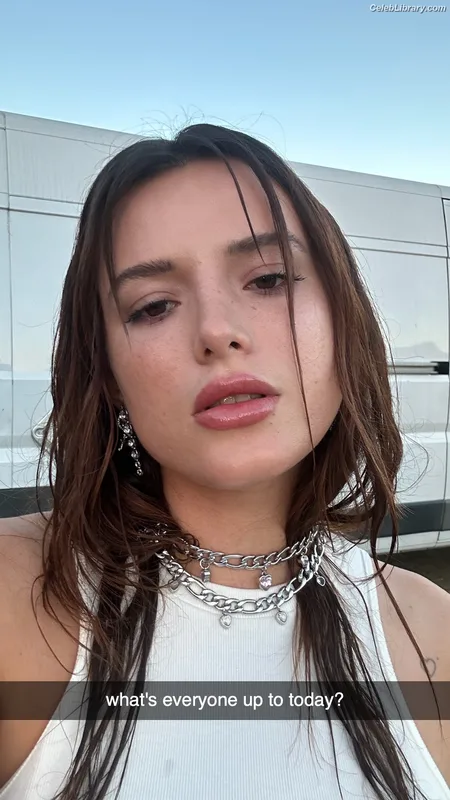 Bella Thorne photo 17 of 3680