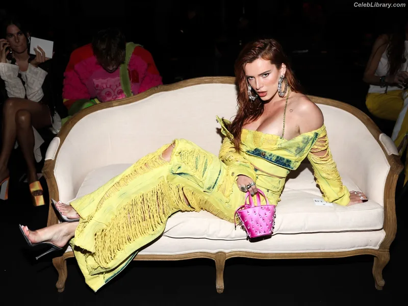 Bella Thorne photo 24 of 3680