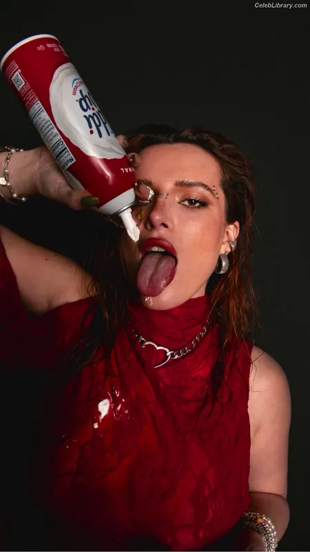 Bella Thorne photo 1 of 3680