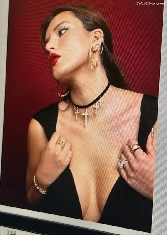 Bella Thorne photo 3 of 3680