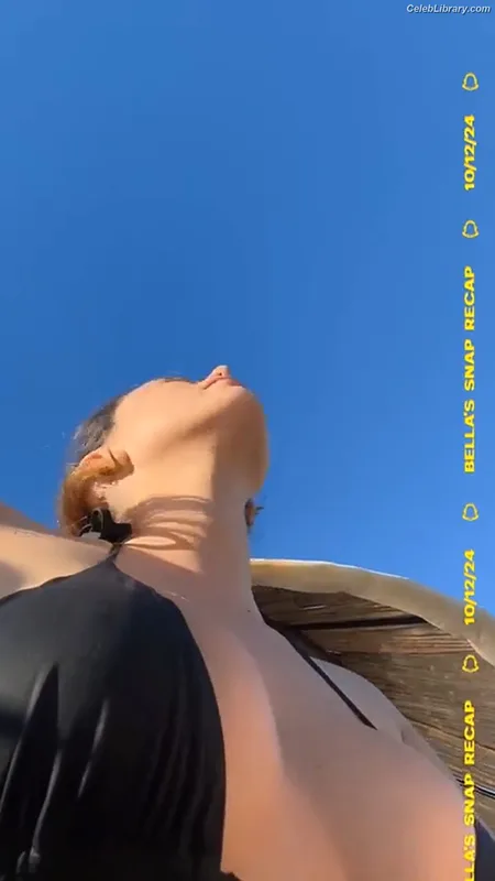 Bella Thorne photo 6 of 3680