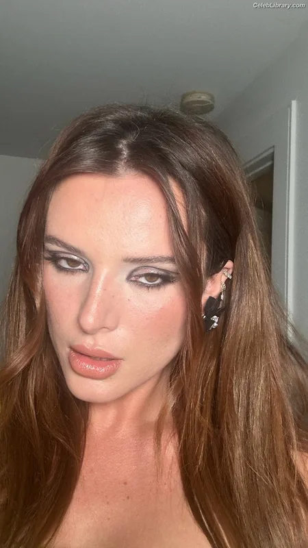 Bella Thorne photo 10 of 3680