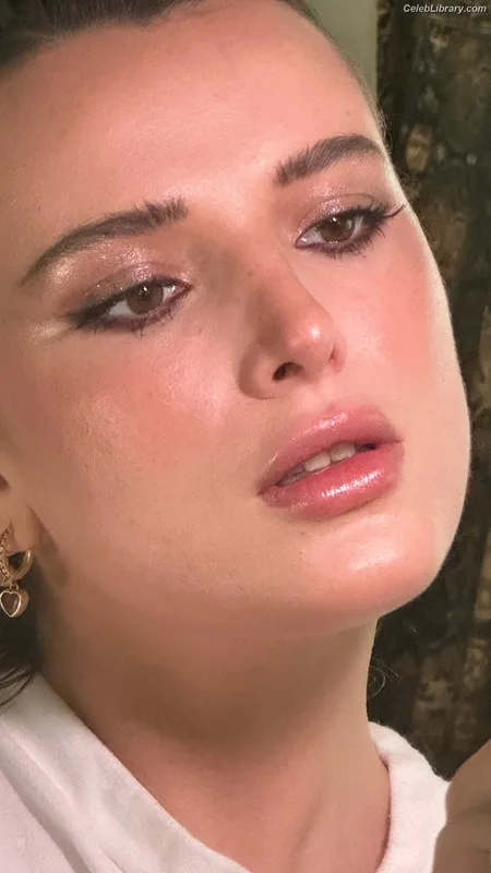 Bella Thorne photo 17 of 3680
