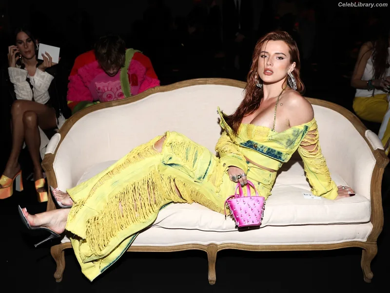Bella Thorne photo 3 of 3680