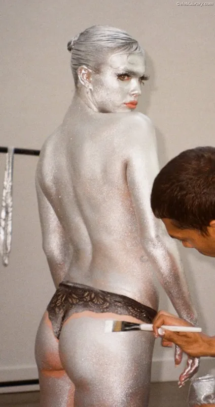 BENEE photo 14 of 55