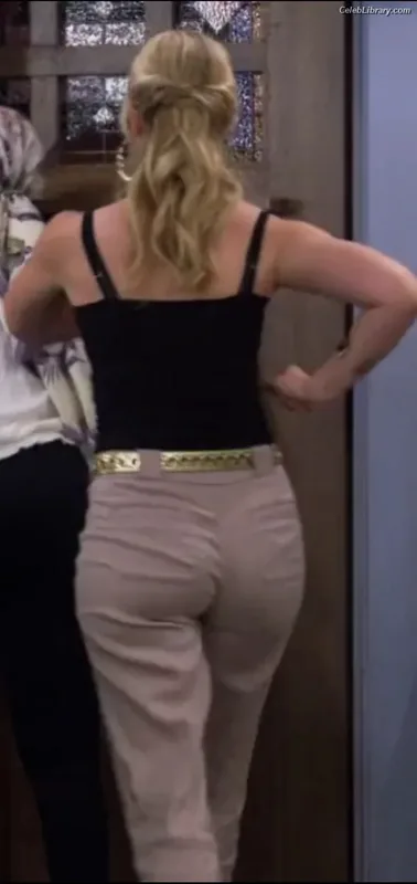 Beth Behrs photo 5 of 15