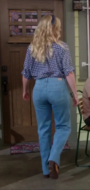 Beth Behrs photo 7 of 15