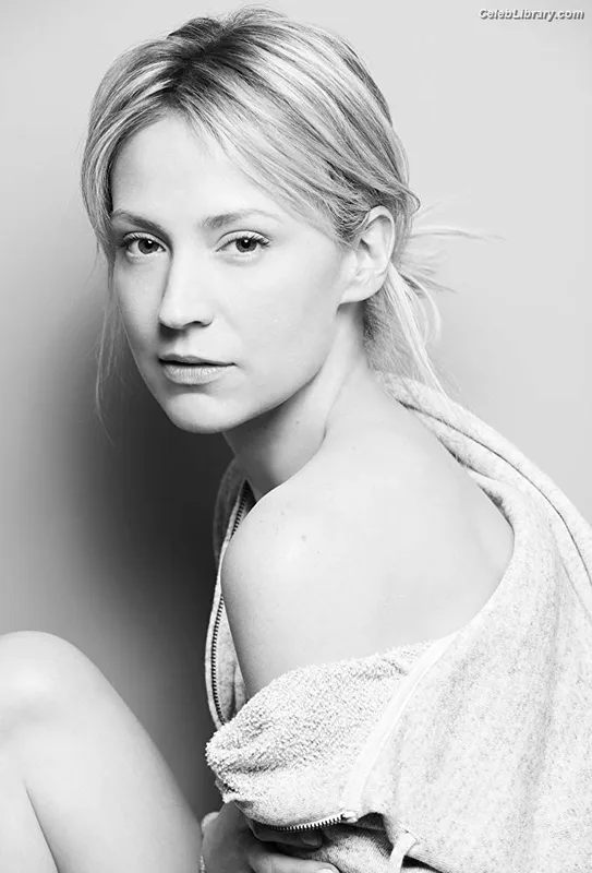 Beth Riesgraf photo 17 of 26