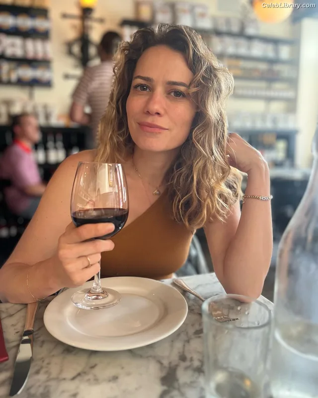 Bethany Joy Lenz photo 1 of 35