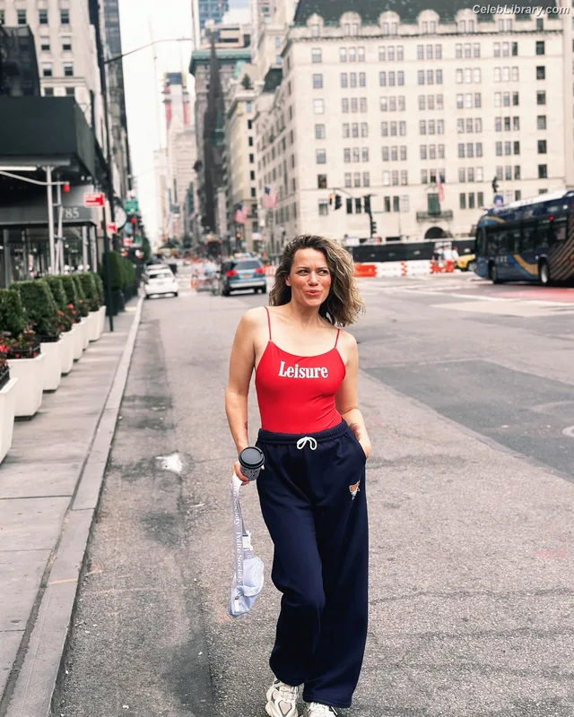Bethany Joy Lenz photo 3 of 35