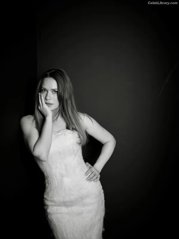 Bethany Joy Lenz photo 9 of 35