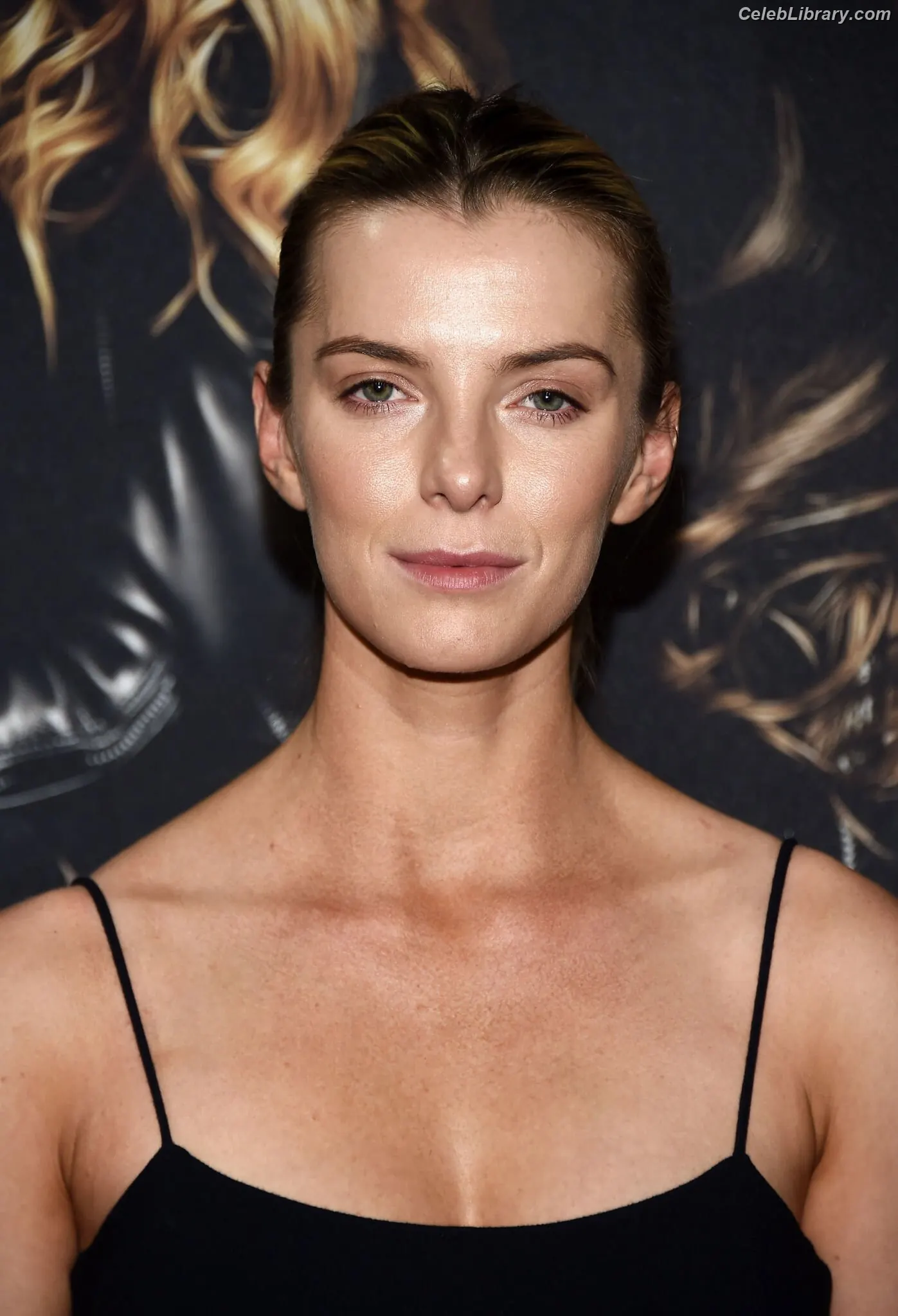 Betty Gilpin photo 2 of 272
