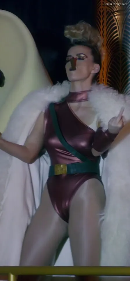 Betty Gilpin photo 21 of 272