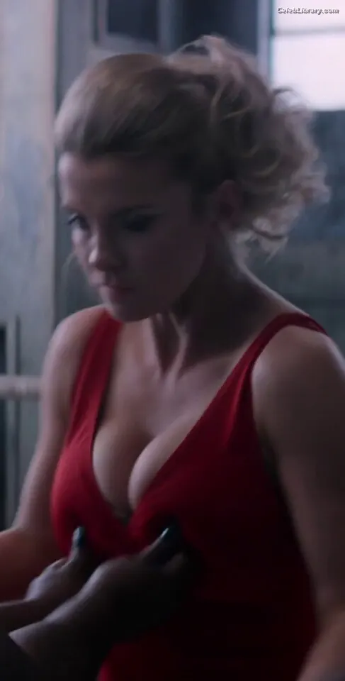 Betty Gilpin photo 24 of 272