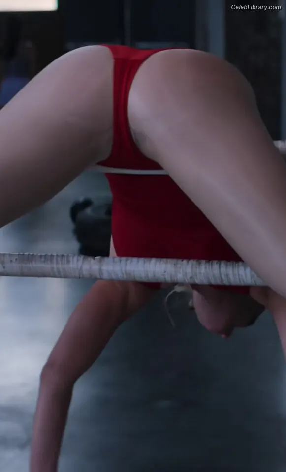 Betty Gilpin photo 11 of 272