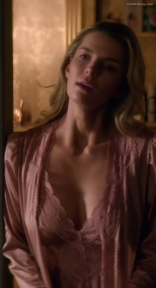Betty Gilpin photo 24 of 272