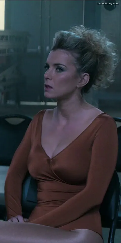 Betty Gilpin photo 6 of 272