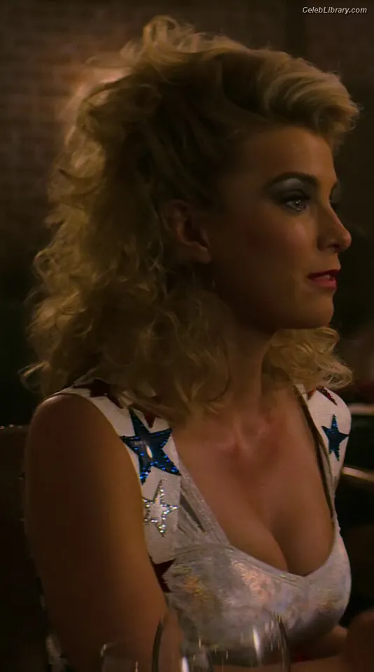 Betty Gilpin photo 6 of 272