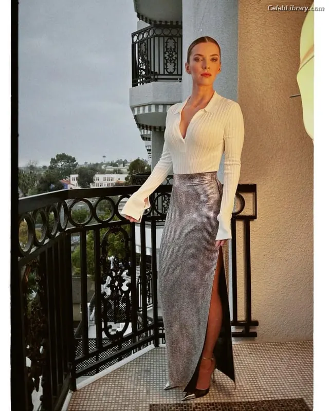 Betty Gilpin photo 19 of 272